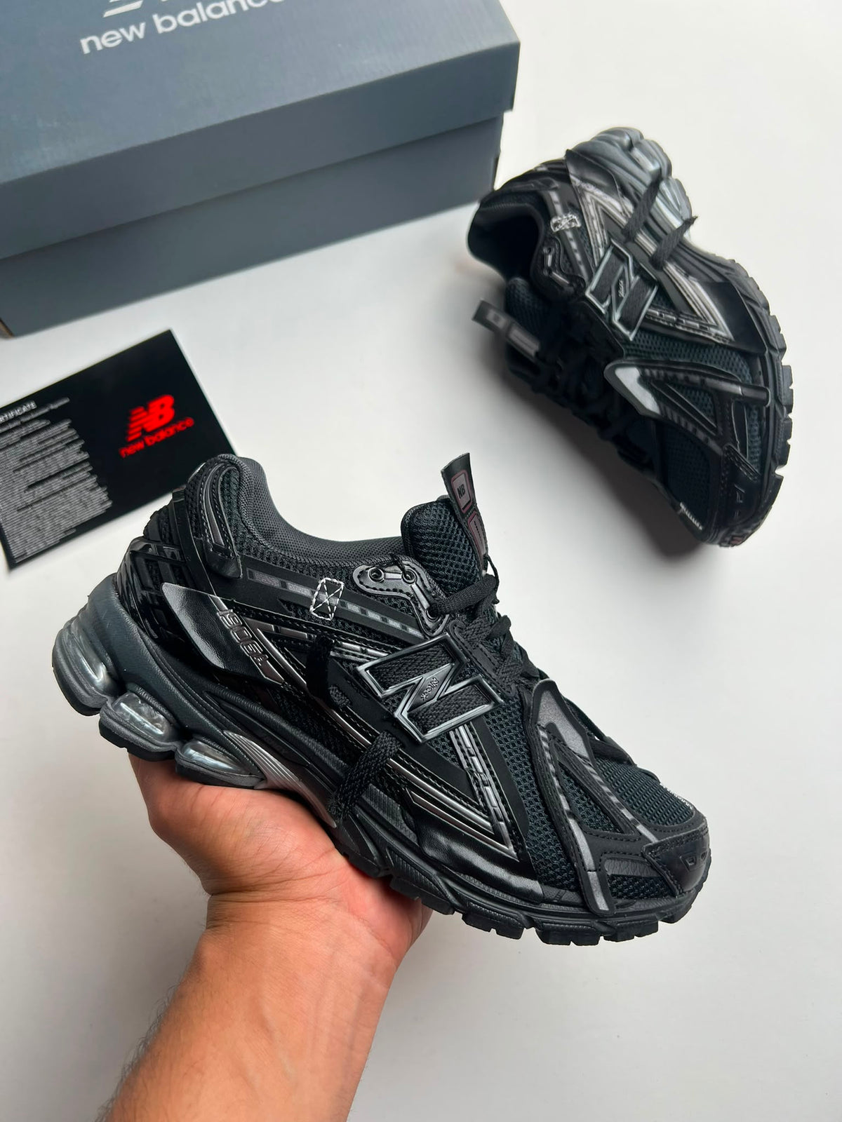 New Balance 1906A negro detalles grises