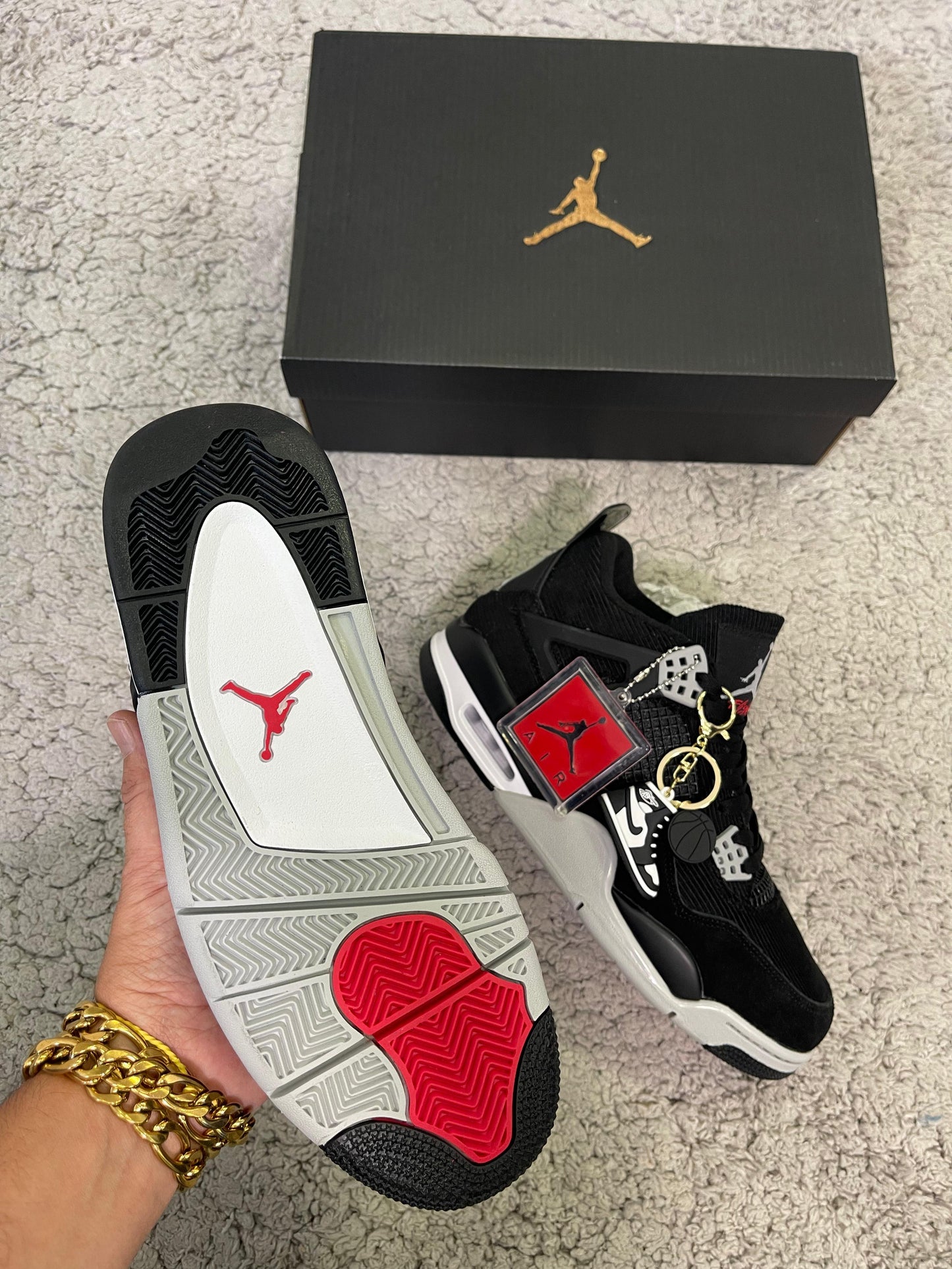 JORDAN 4 negras detalles blancos y rojos