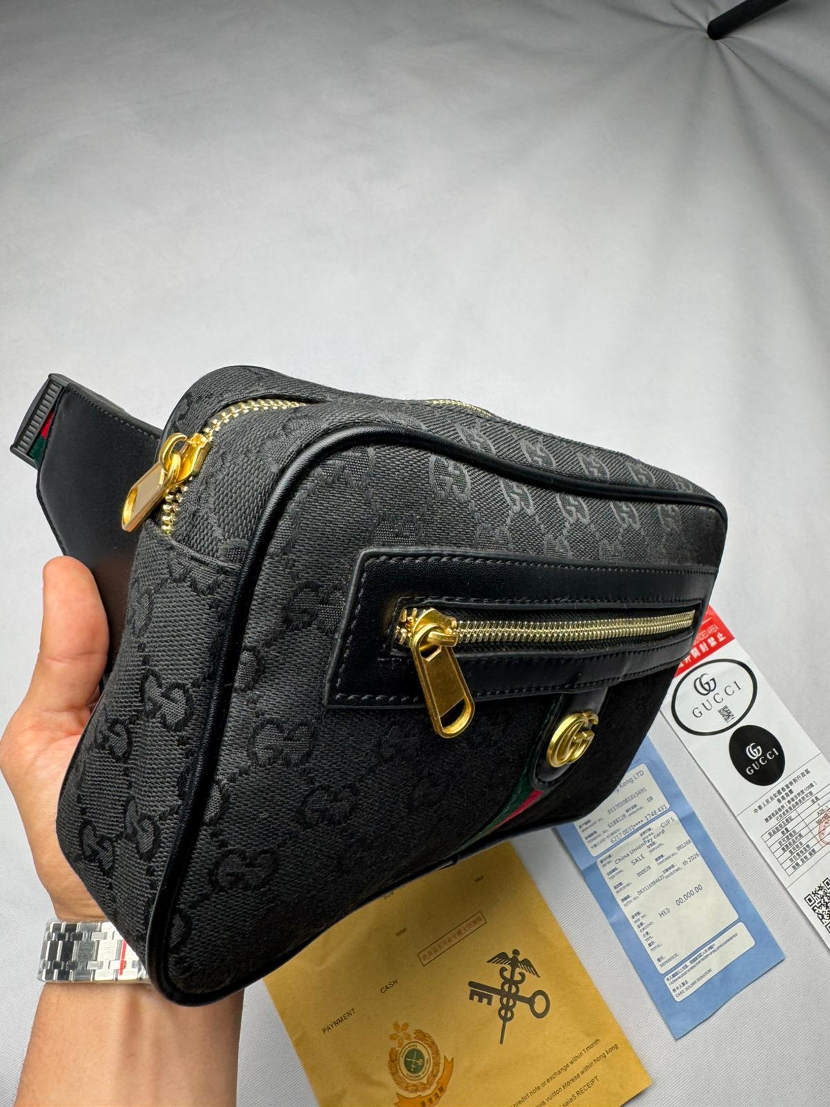 Riñonera GUCCI negro logo dorado detalles verdes y rojos