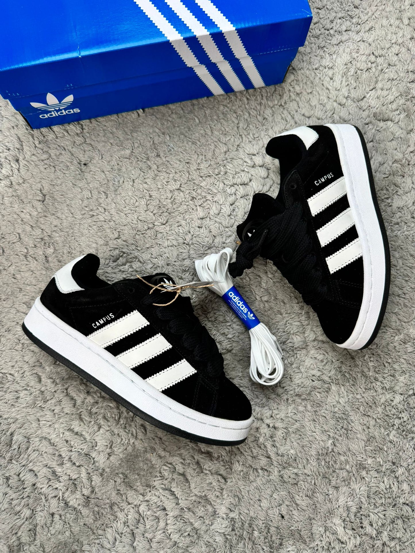 Adidas campus negras logo blanco