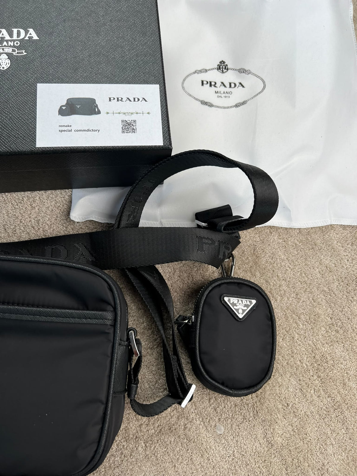 Bandolera Prada negro logo plateado y negro