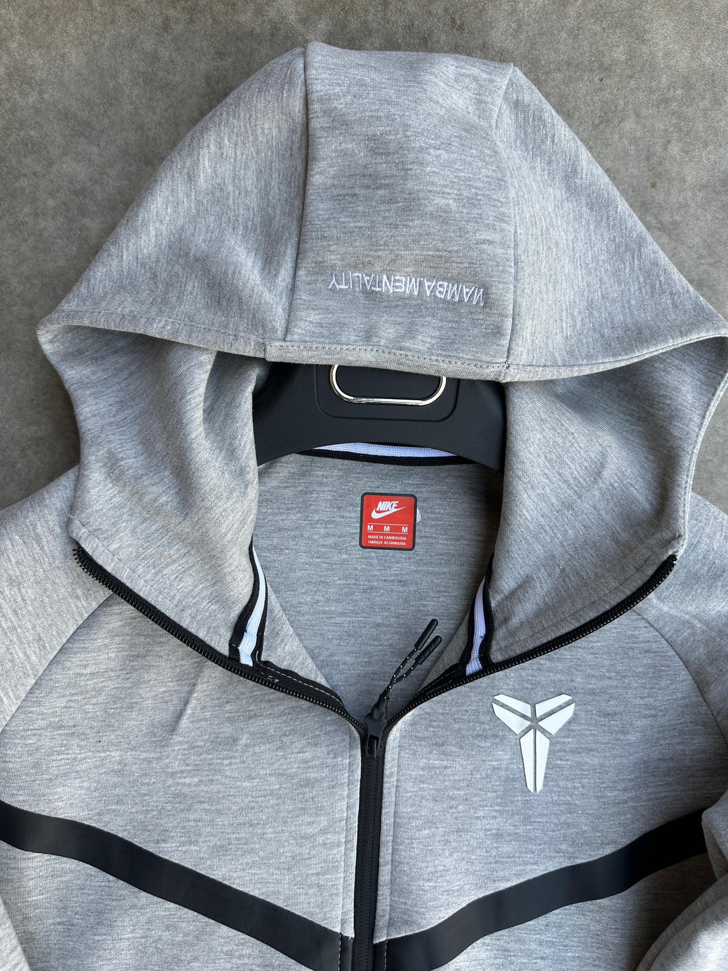 Nike tech x mamba gris logo blanco