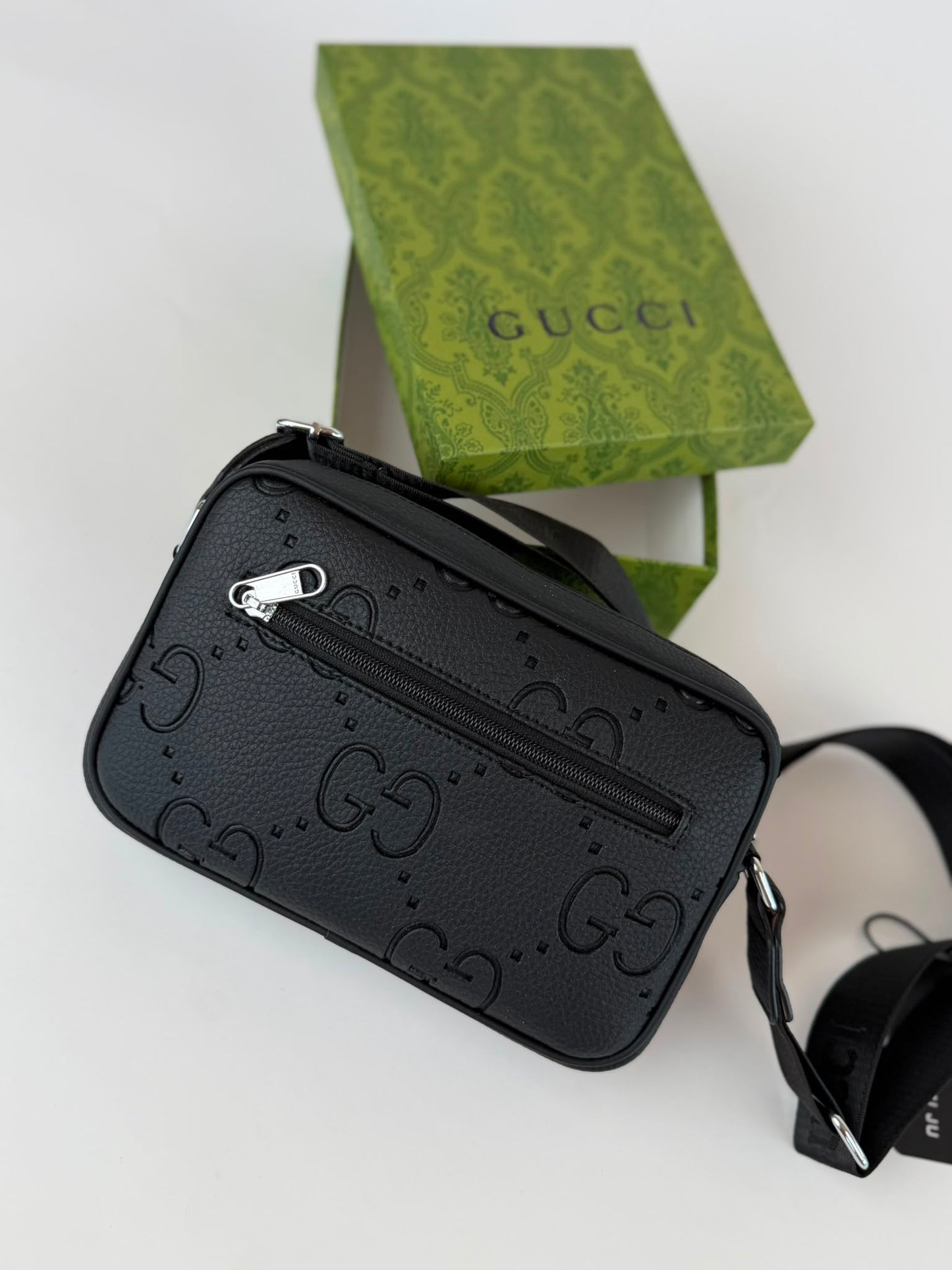 Bandolera Hombre Gucci negra detalles plateados