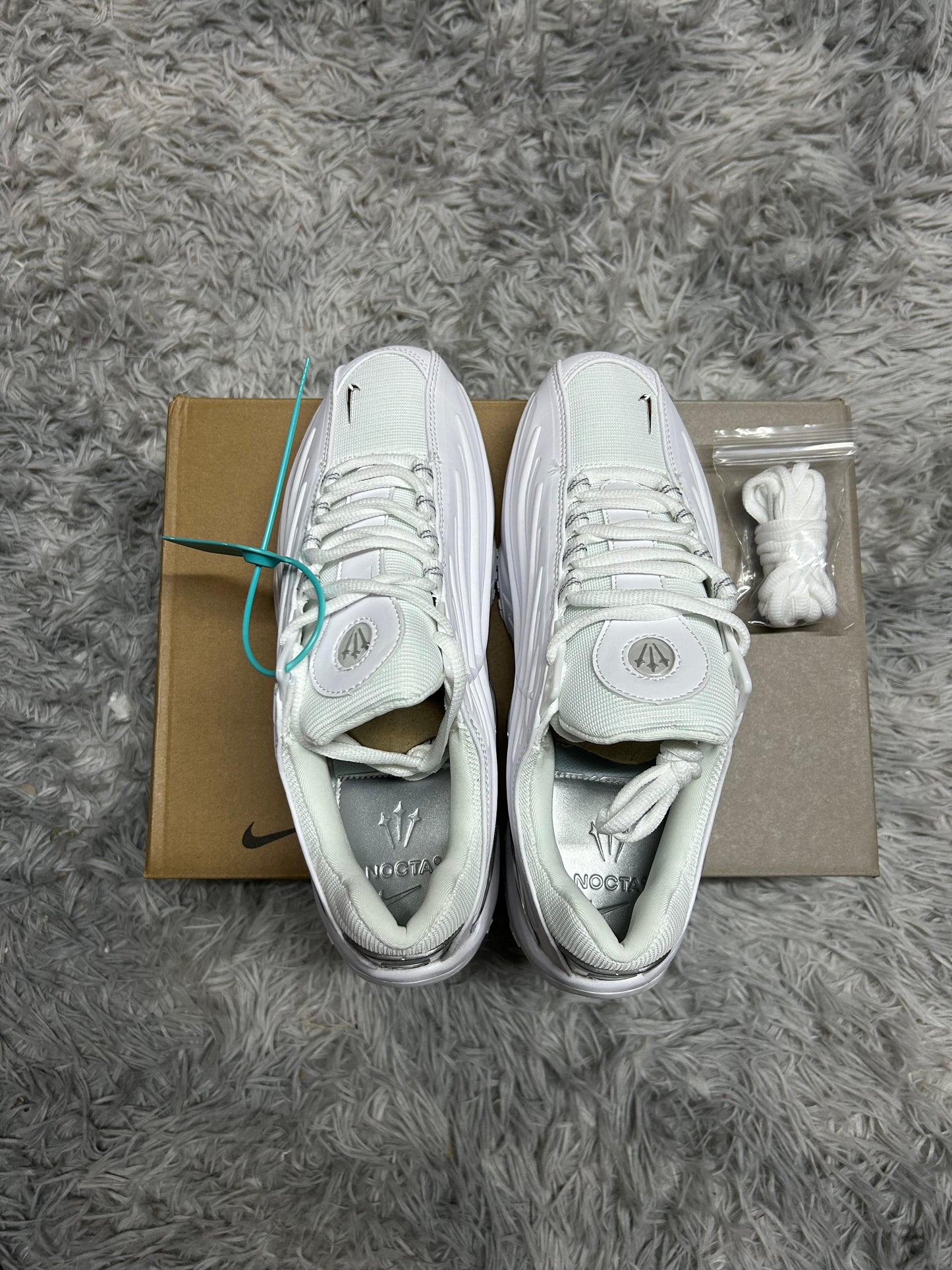 NOCTA HOT STEP II BLANCAS LOGO GRIS