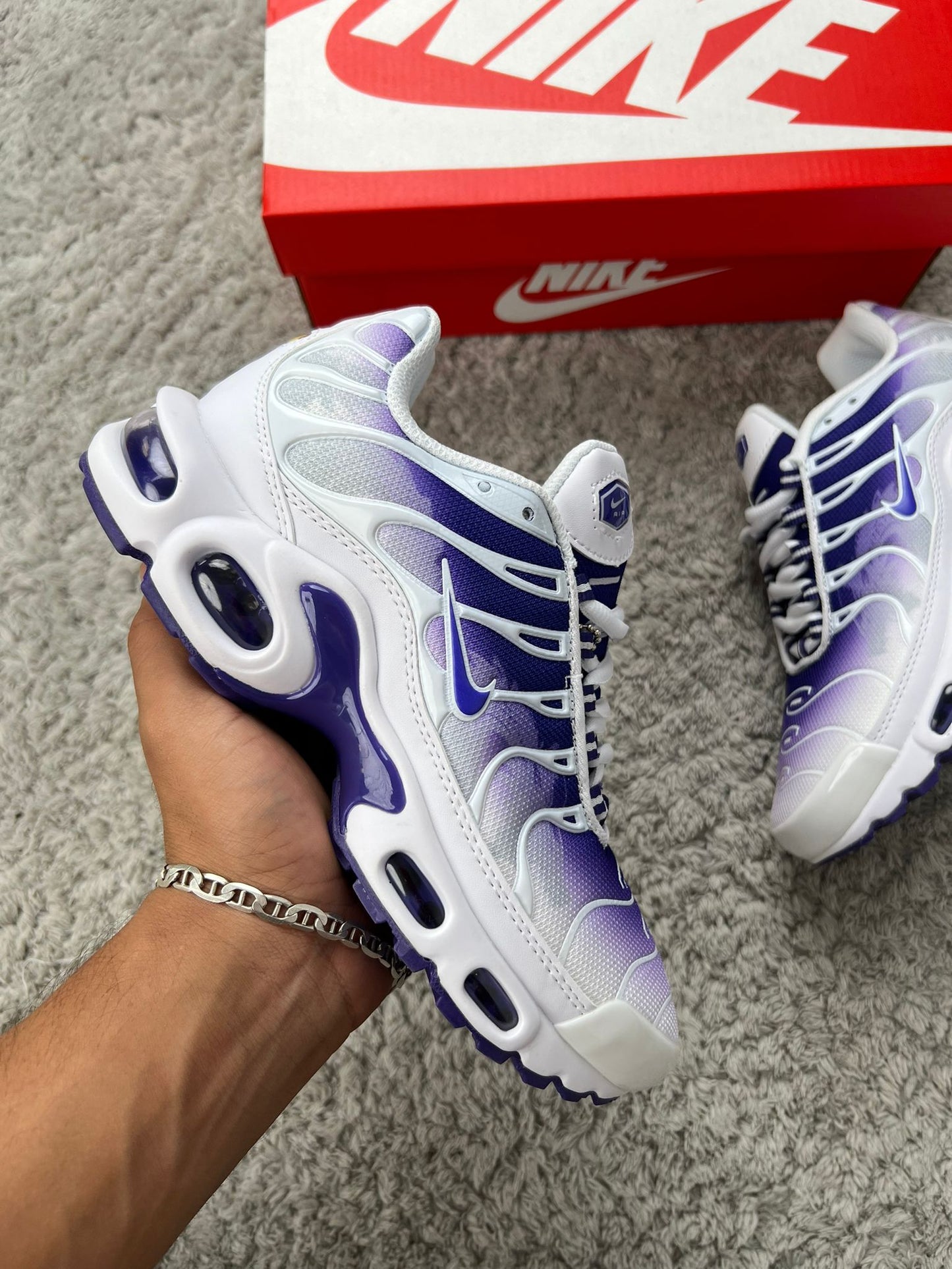 NIKE TN blancas detalles morados logo morado contorno blanco