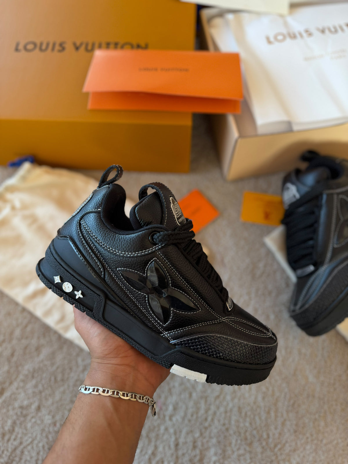 LV Skate negras detalles blancas