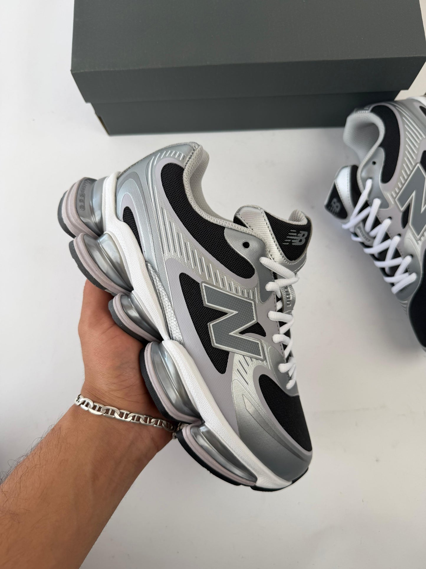 New Balance 2000 grises detalles negros y blancos
