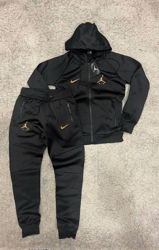 Chandal negro Jordan logo dorado