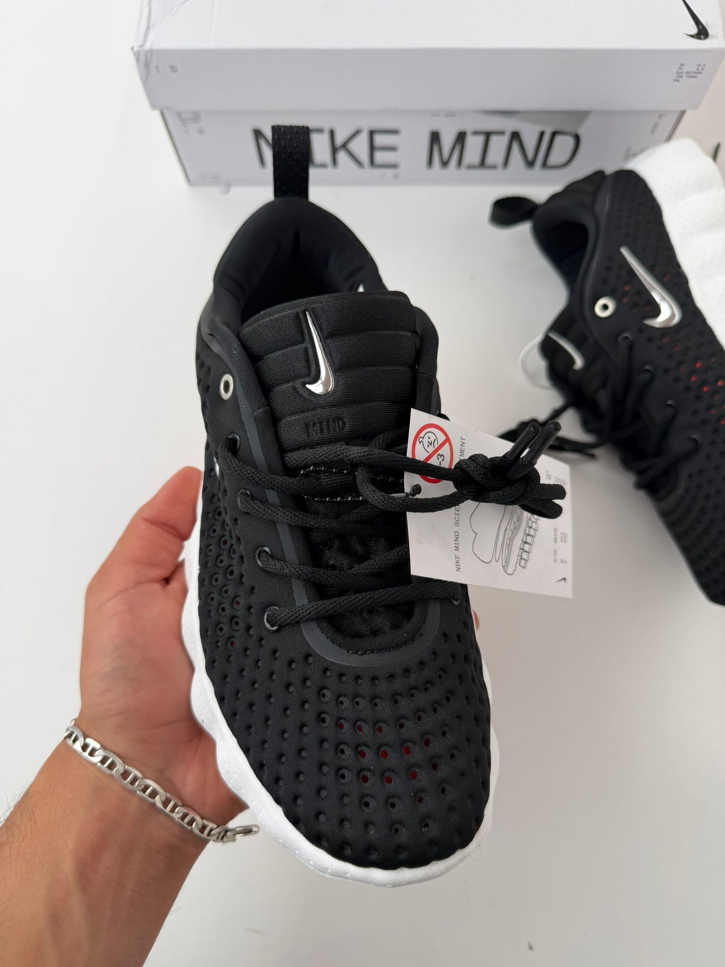 Zapatillas Nike mind negras y blancas logo plateado