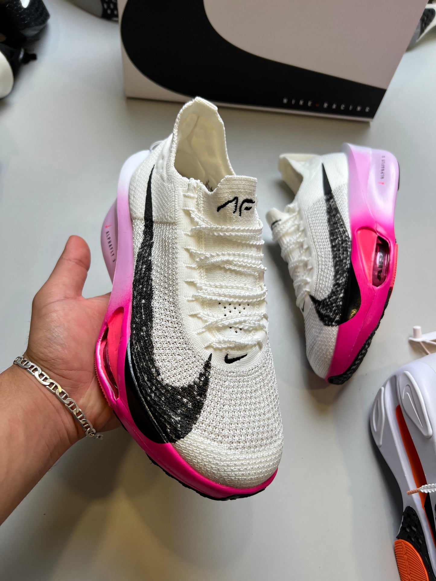 NIKE AIR ZOOM ALPHAFLY NEXT % blanco logo negro detalles rosas