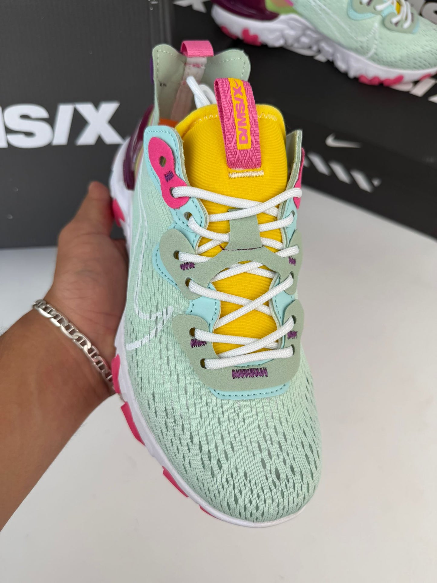 Nike react vision azul claro logo blanco detalles blancos y rosas