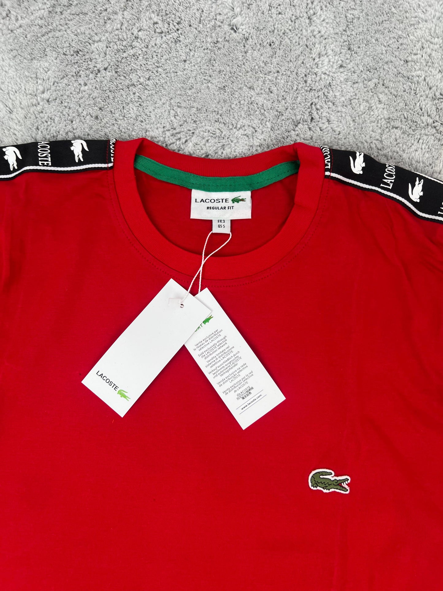 Conjunto corto lacoste rojo logo verde lineas negras