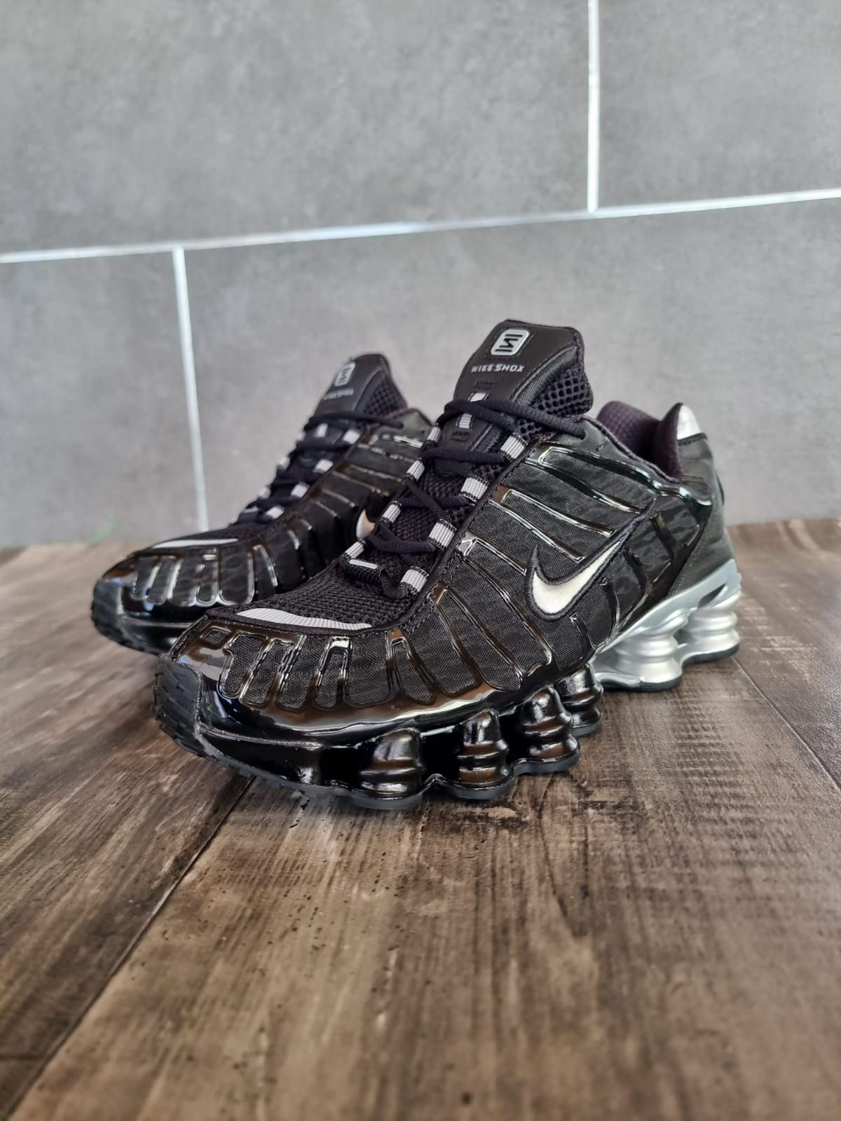 Shox negra suela plata