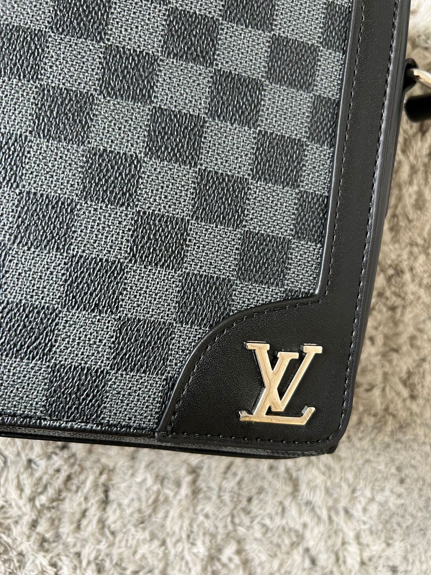 Bolso LV negro logo dorado