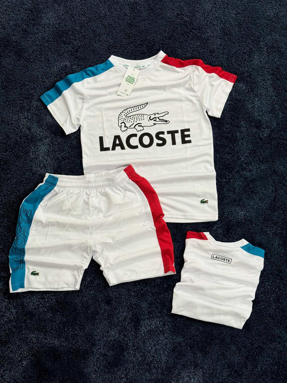 Conjunto Lacoste blanco logo negro detalles rojo y azul