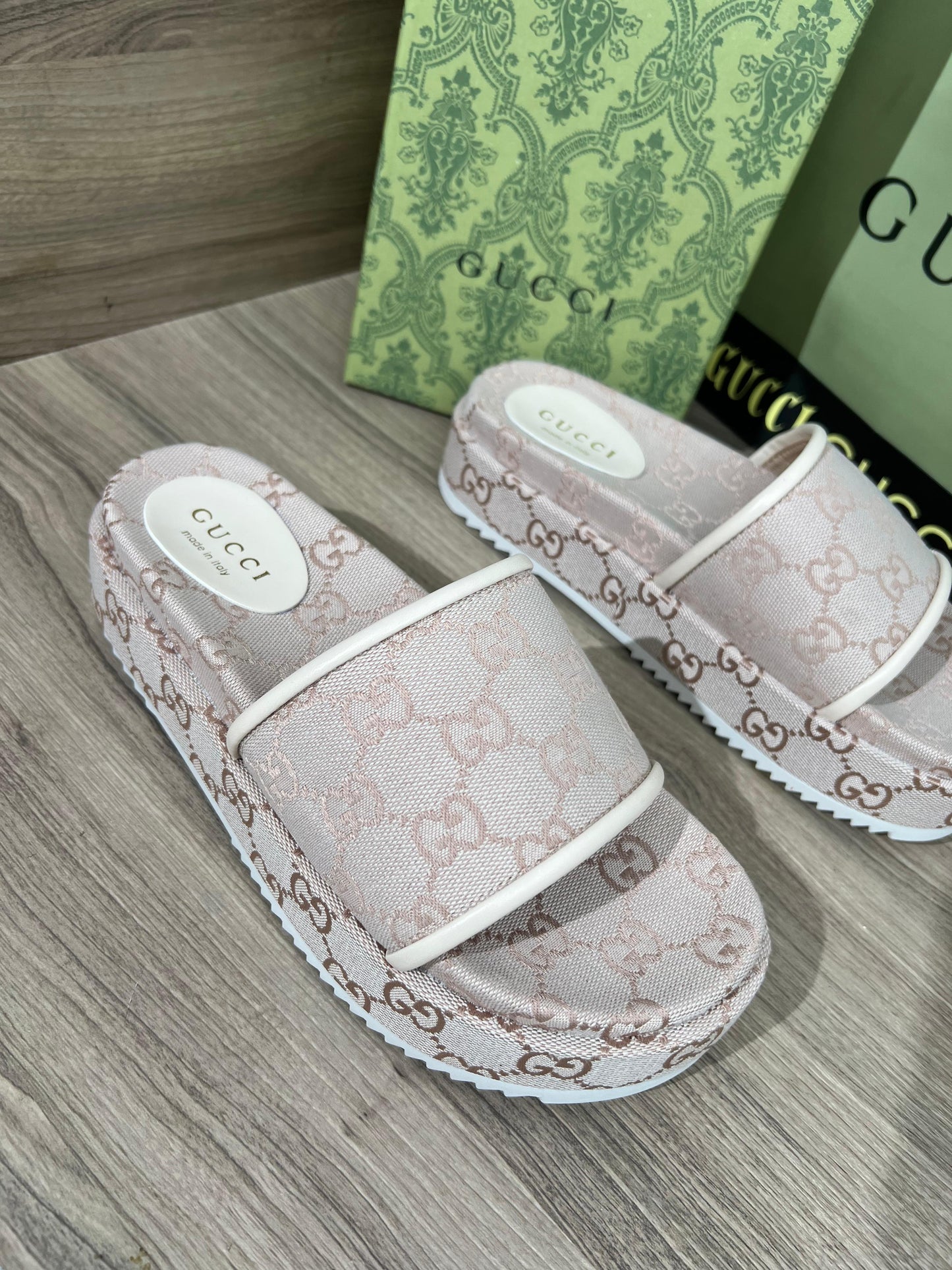 Chancla Gucci mujer terciopelo blanco logo marron detalles blanco