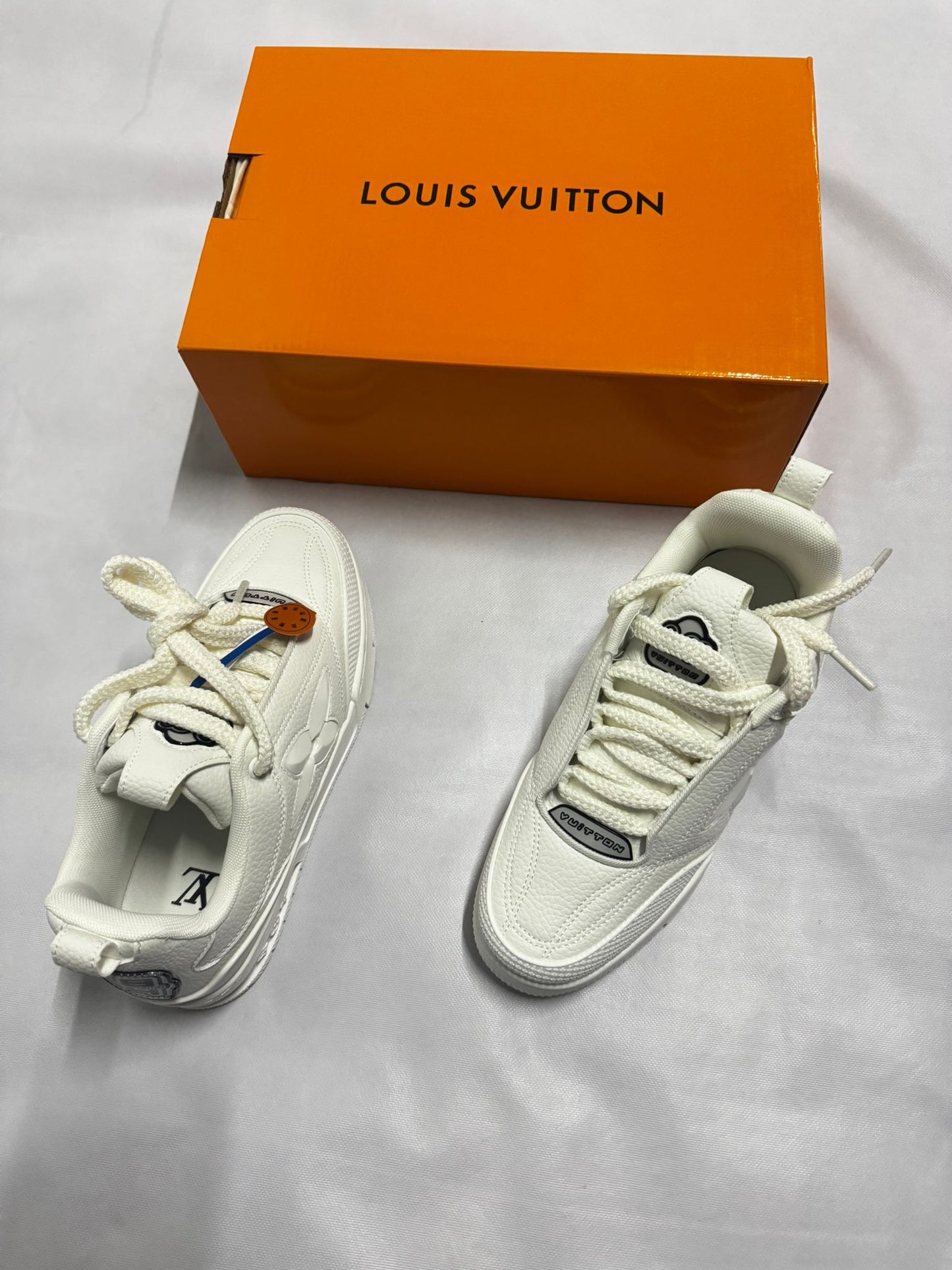 LV skate blancas logo negro