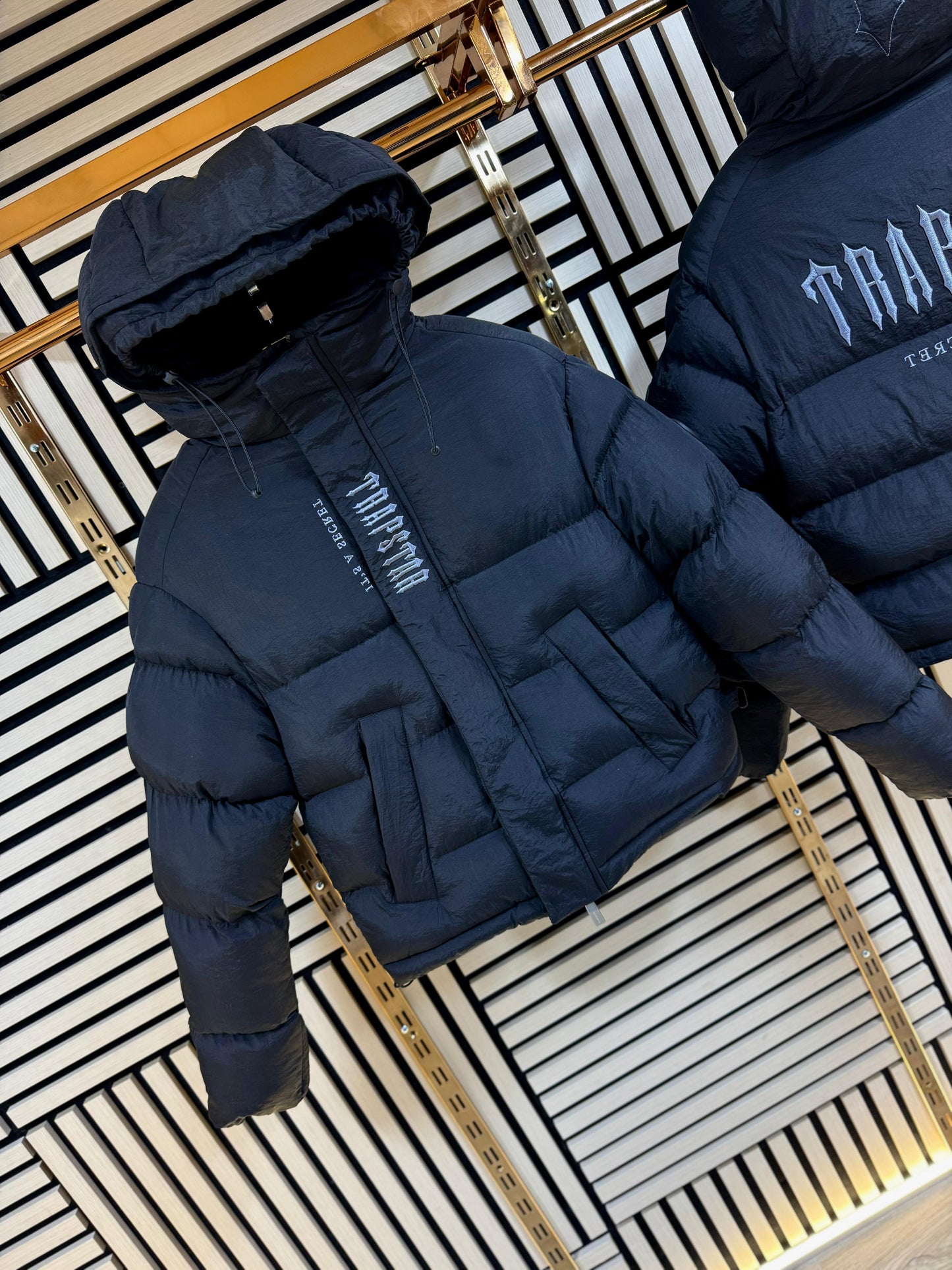 Chaqueta trapstar negra logo gris