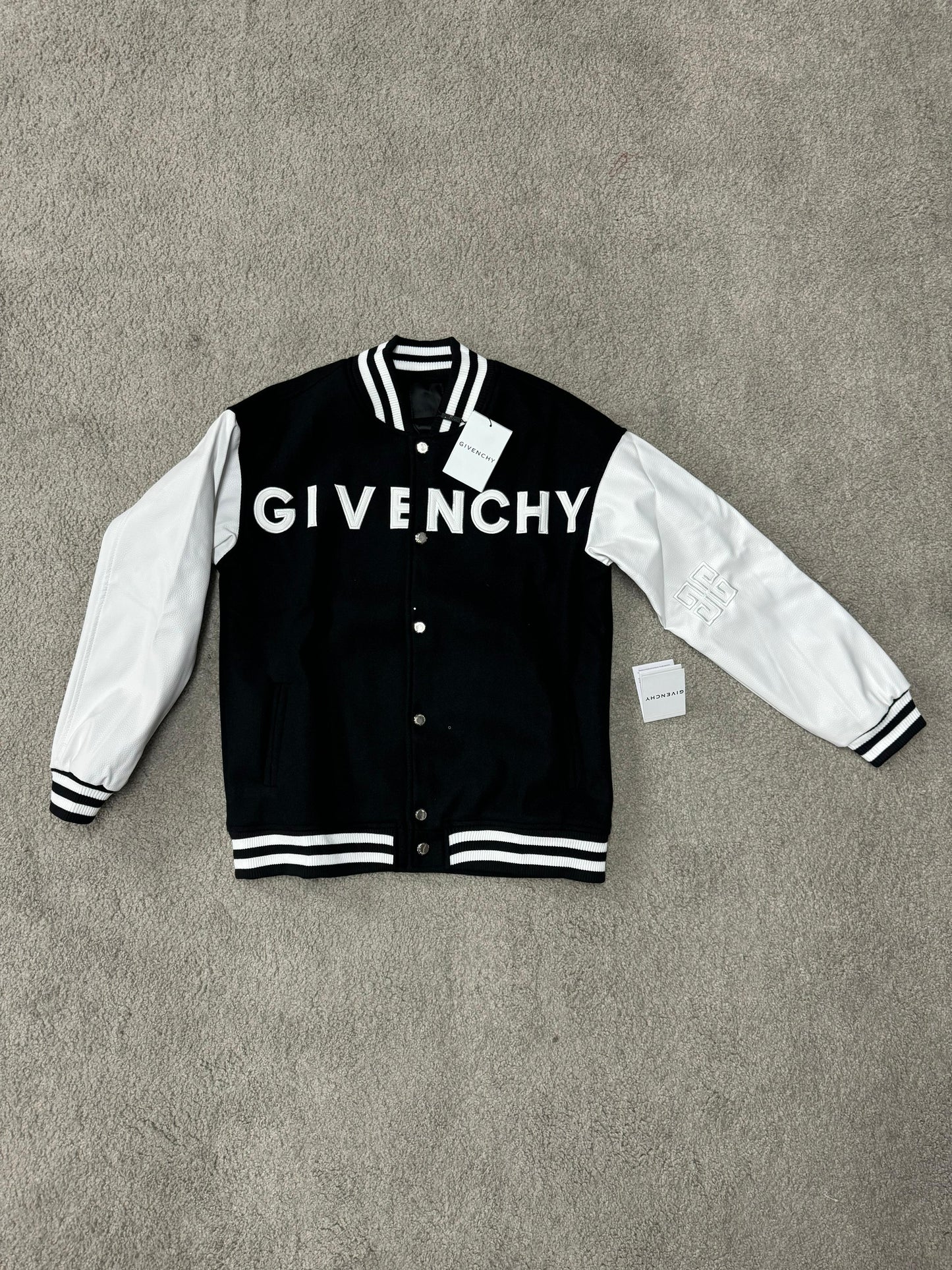 CHAQUETA GIVENCHY NEGRA LOGO BLANCO