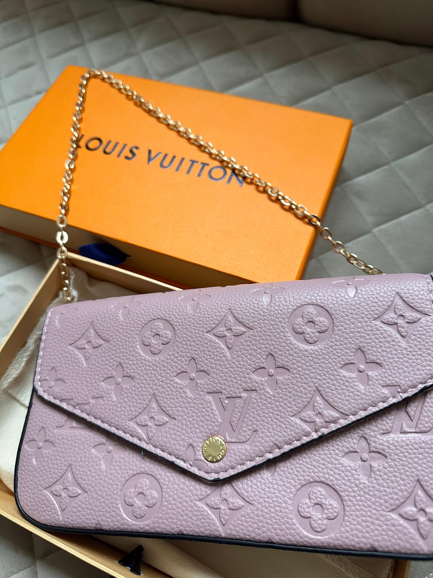 Bolso LV rosa logo dorado Pochette Félicie