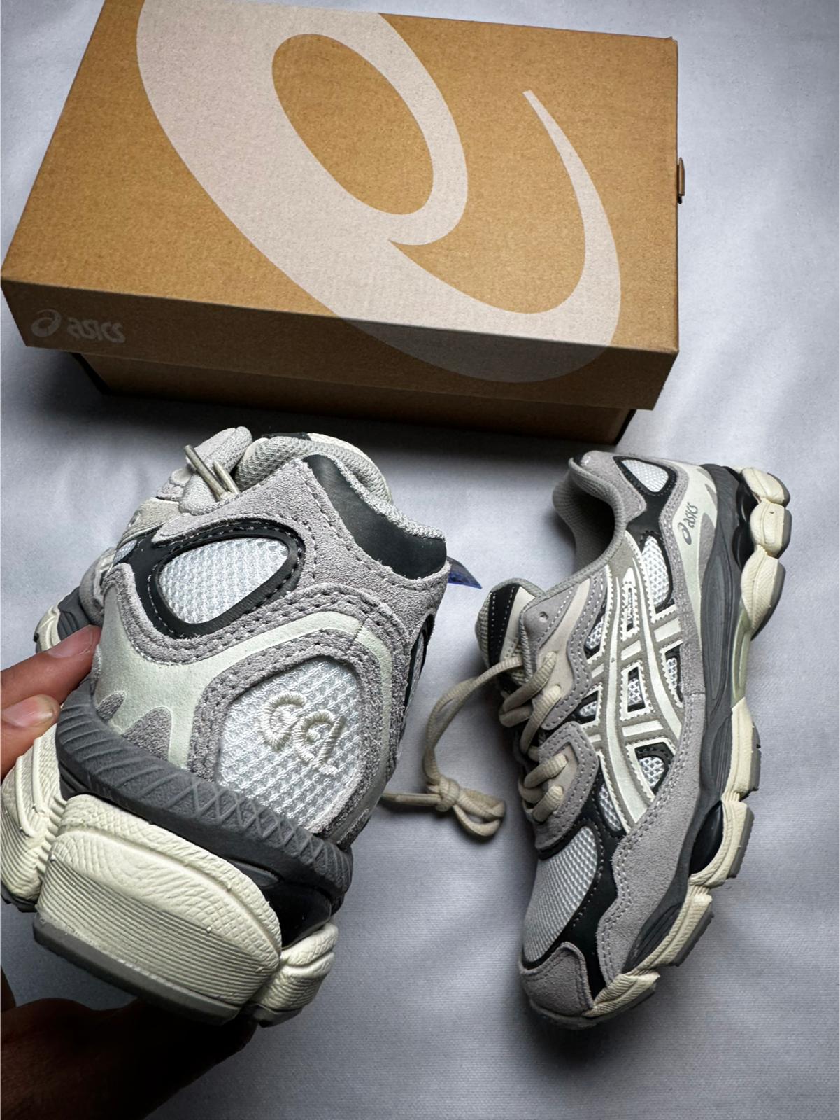 Asics beige detalles grises