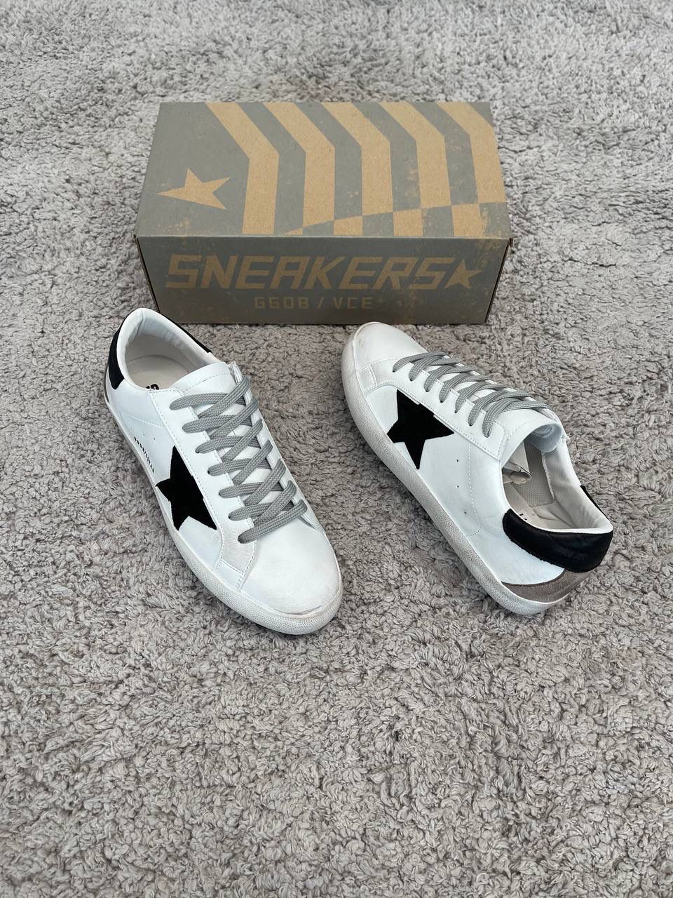 GOLDEN GOOSE BLANCAS LOGO NEGRO