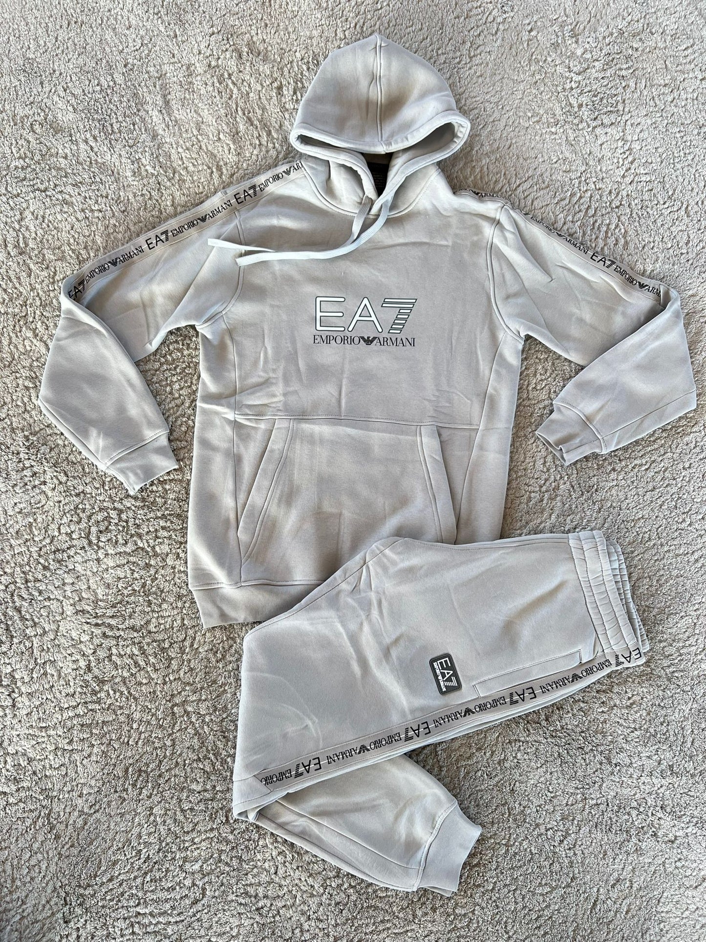 Chandal armani gris logo blanco contorno negro logo negro