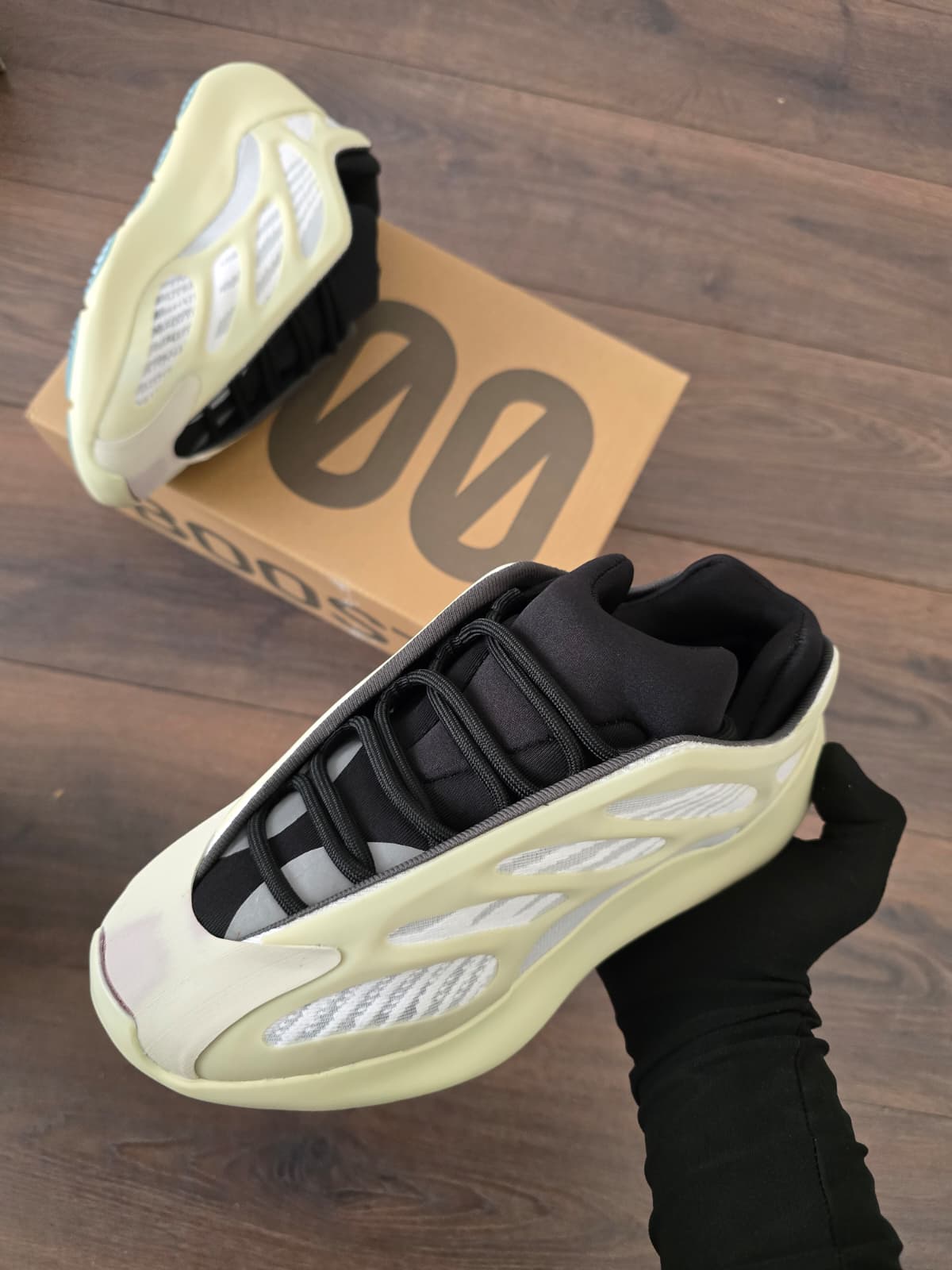 Adidas yeezy 700 blanca