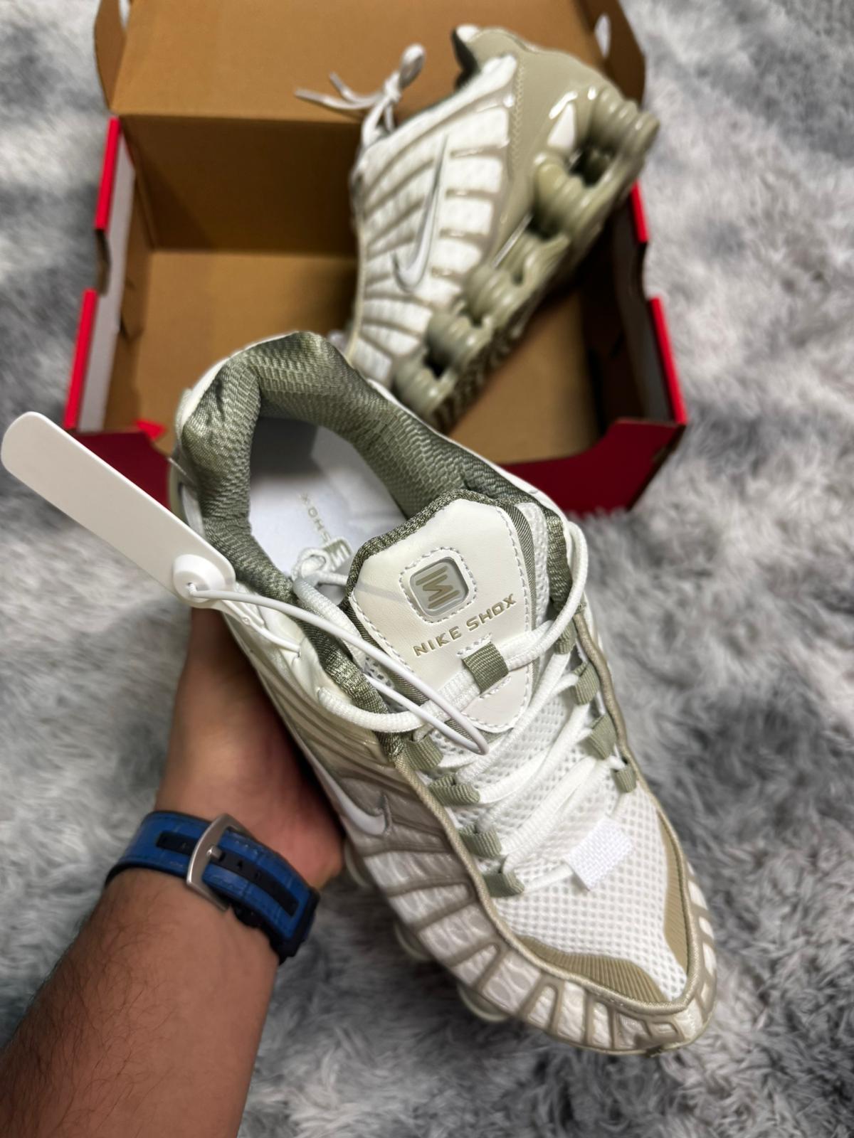 Shox crema y beige logo crema