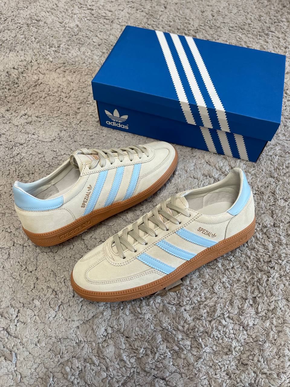 ADIDAS SPEZIAL BEIGE LINEAS AZULES LOGO DORADO