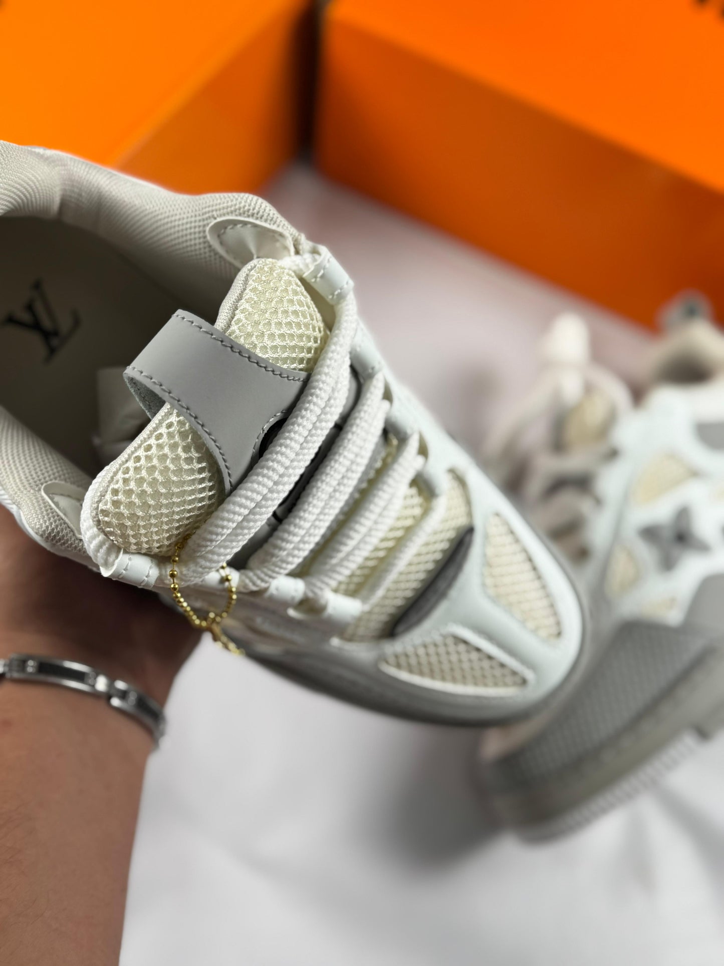 LV skate blancas y grises