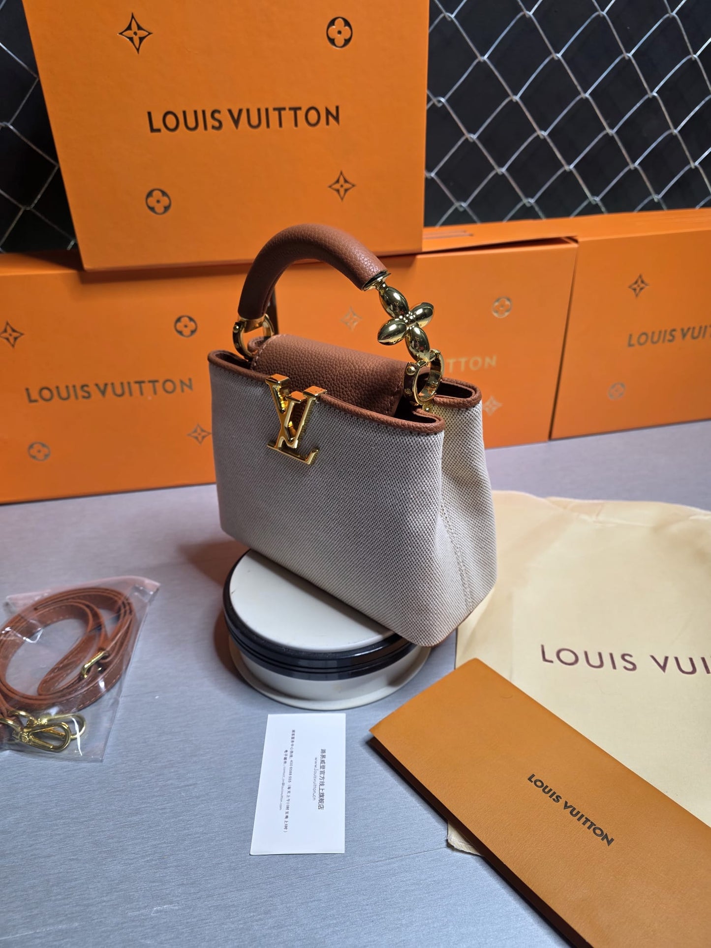 Bolso LV dorado brillos y marron