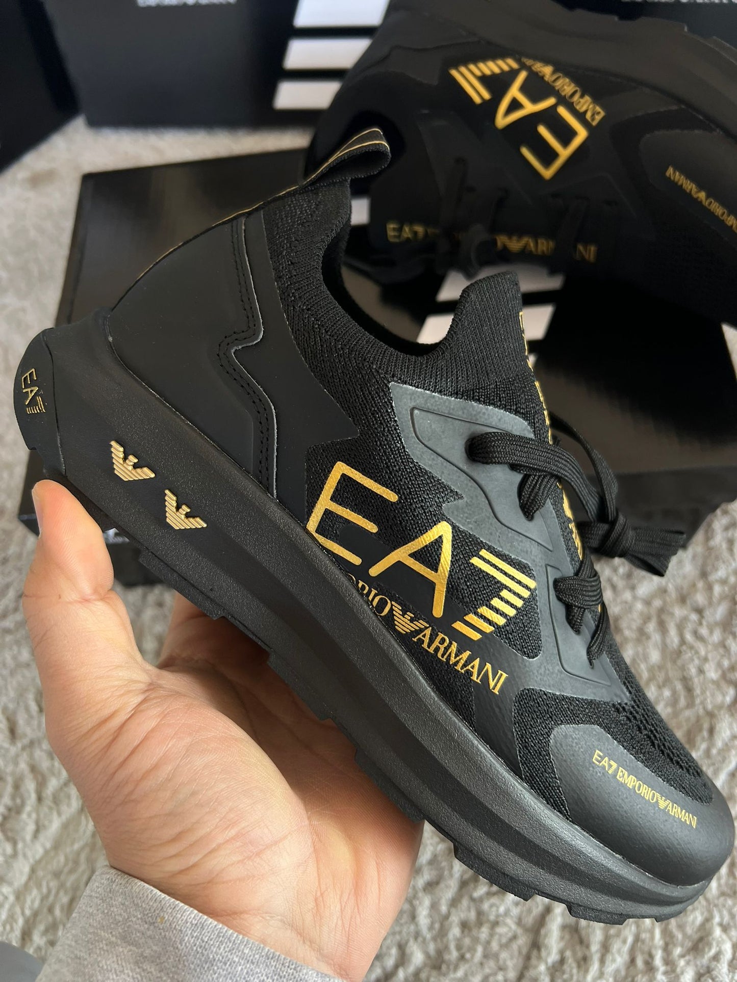 Armani negras logo dorado