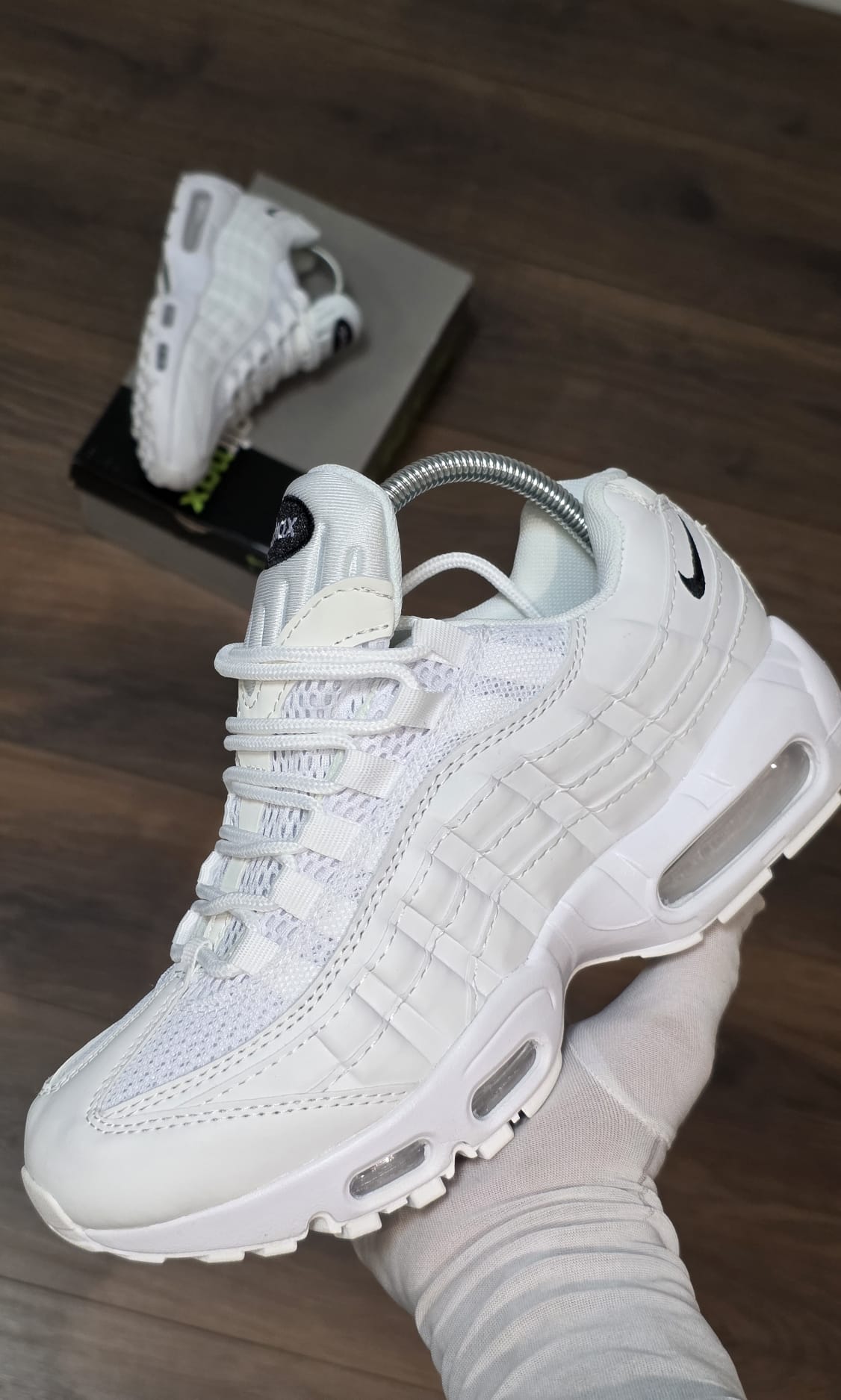 Air max 95 blanca  logo y lengueta negra