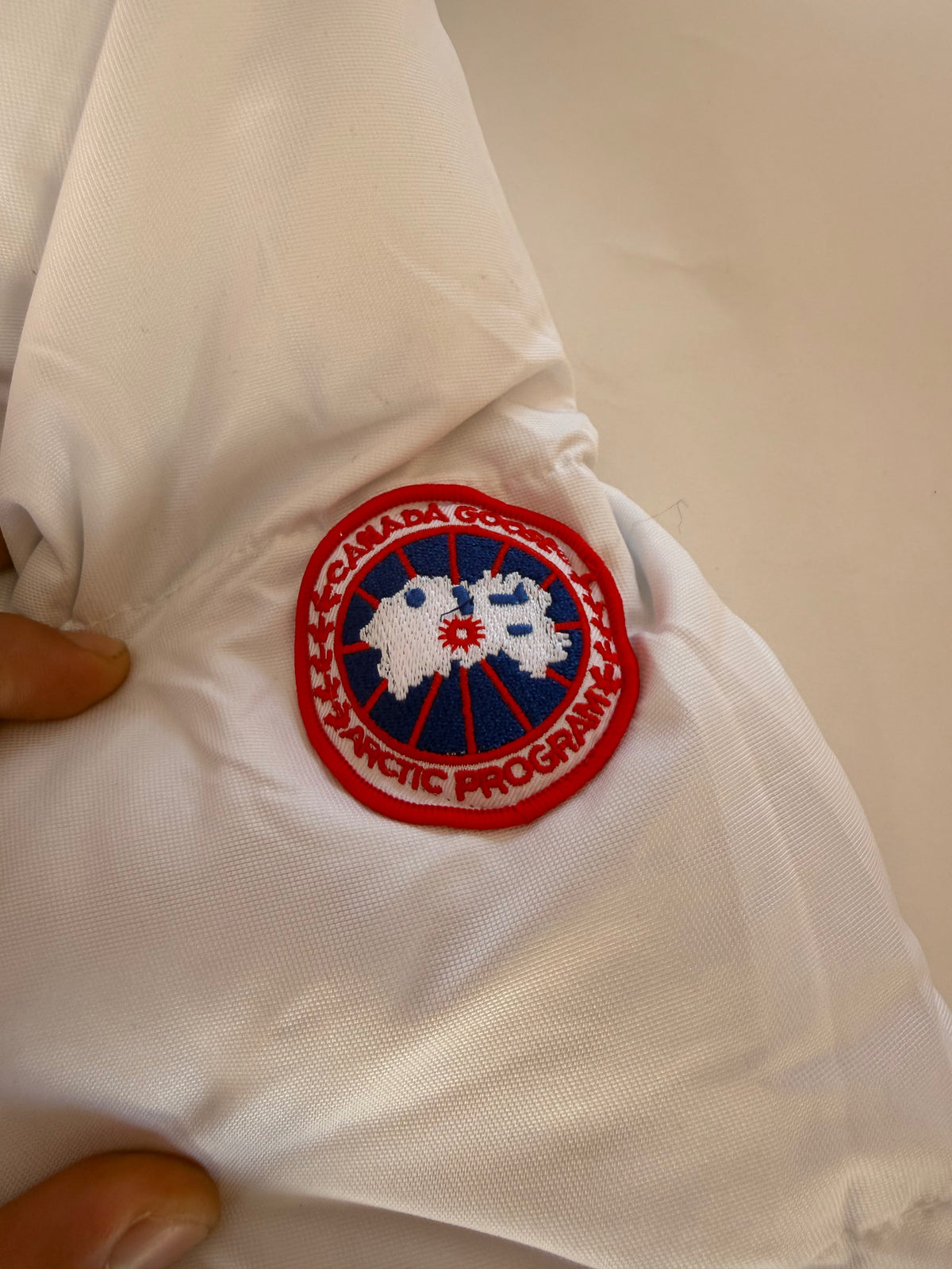 CHAQUETA Canada Goose blanca con pelo negro
