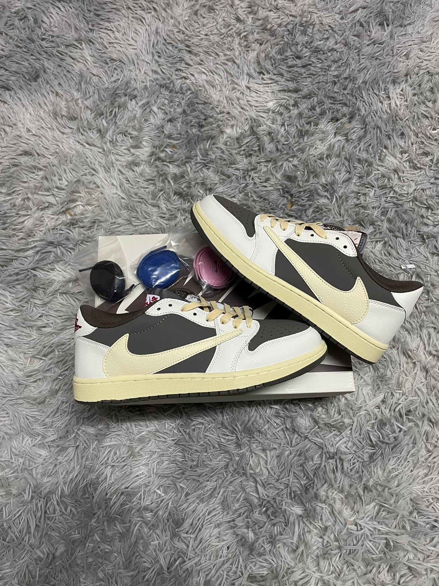 SB DUNK X TRAVIS SCOTT logo crema