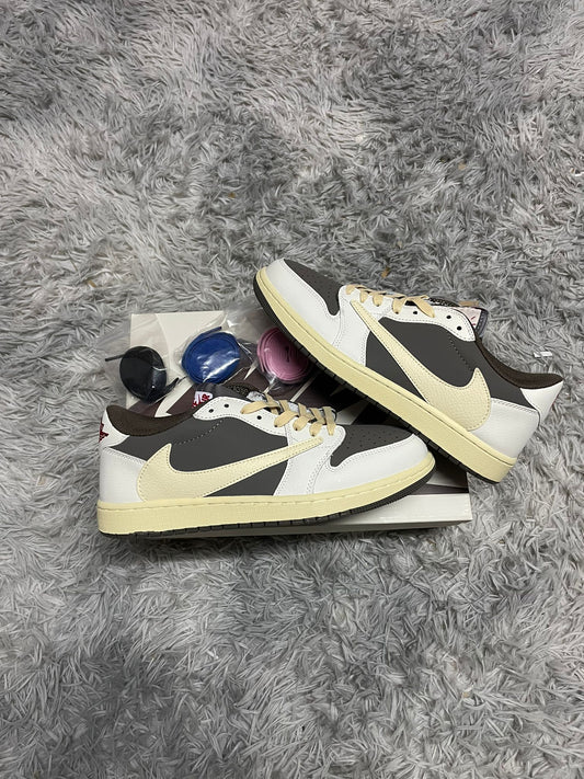 SB DUNK X TRAVIS SCOTT logo crema