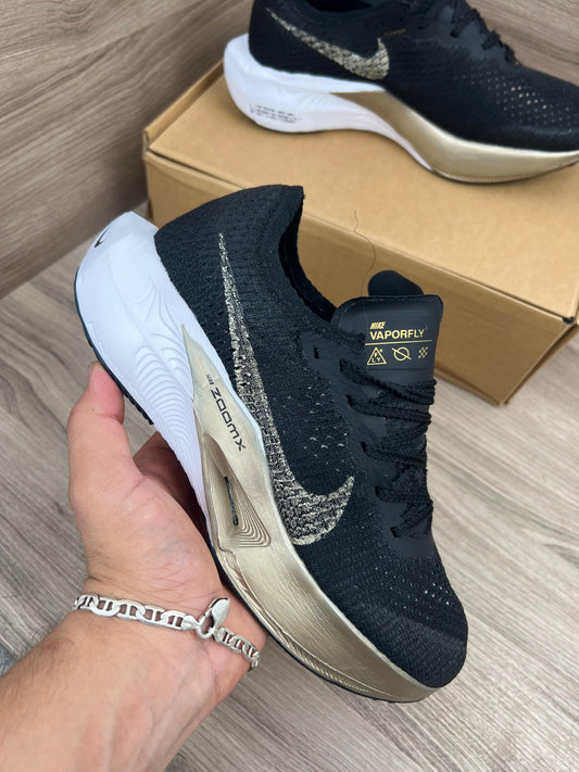 Nike ZOOMX VAPORFLY negras logo dorado detalles blanco