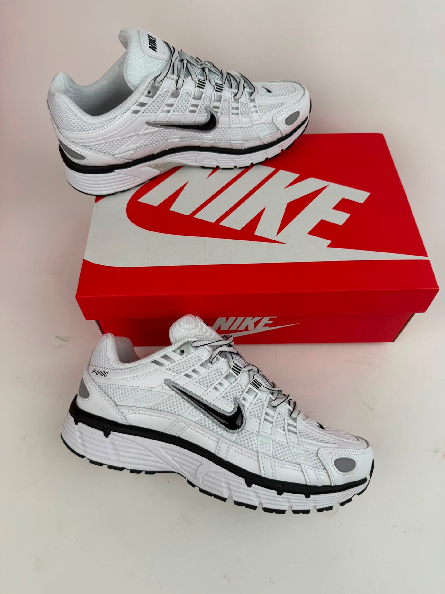 Nike P-6000 blancas logo negro contorno gris