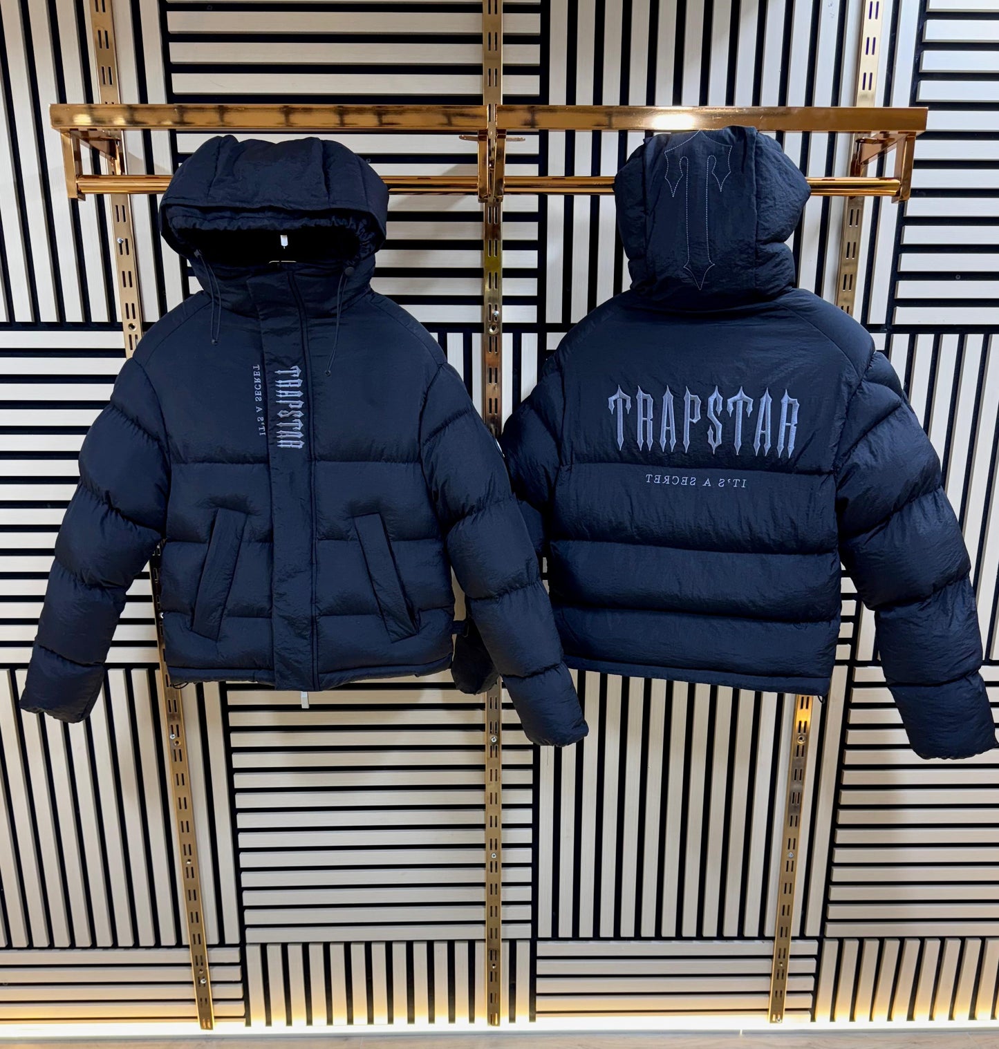 Chaqueta trapstar negra logo gris