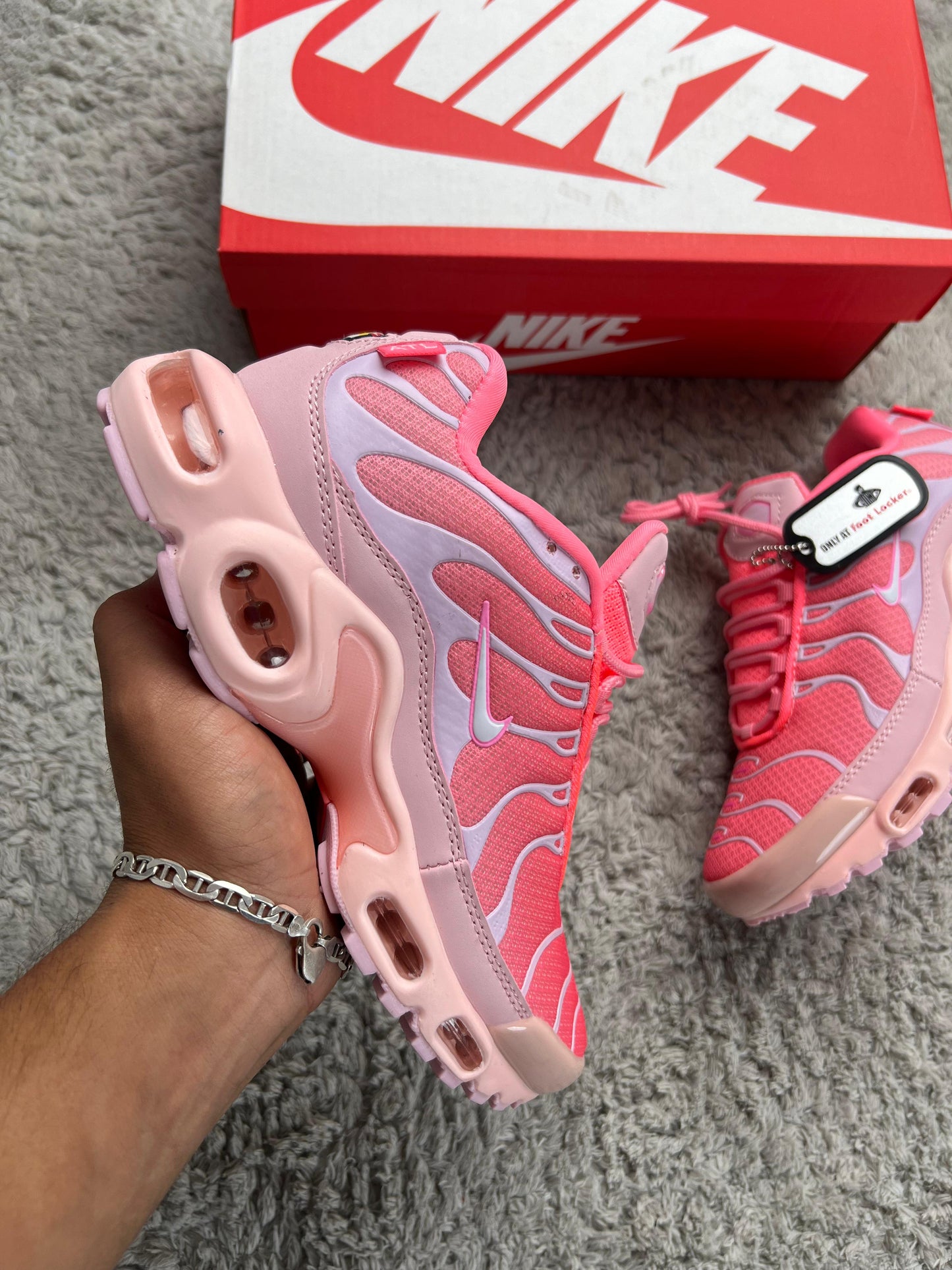 Nike tn rosa logo blanco contorno rosa