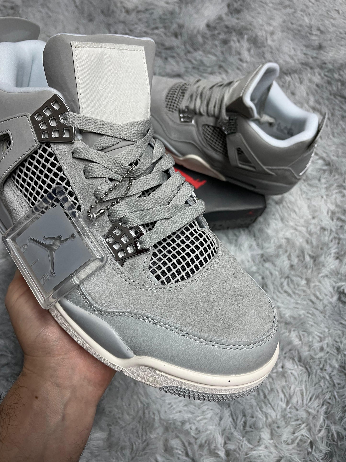 JORDAN 4 GRIS detalles blancos y plateados