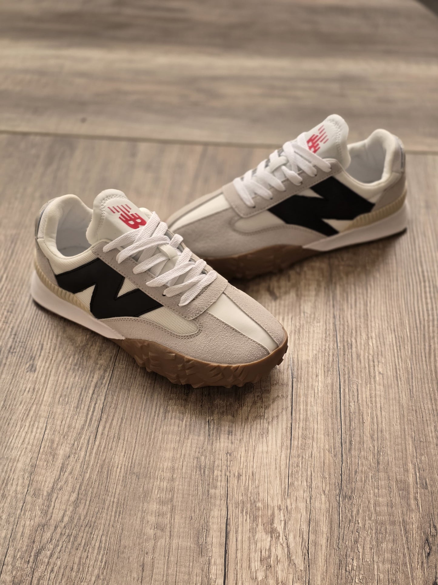 New balance blanca logo negro xc-72