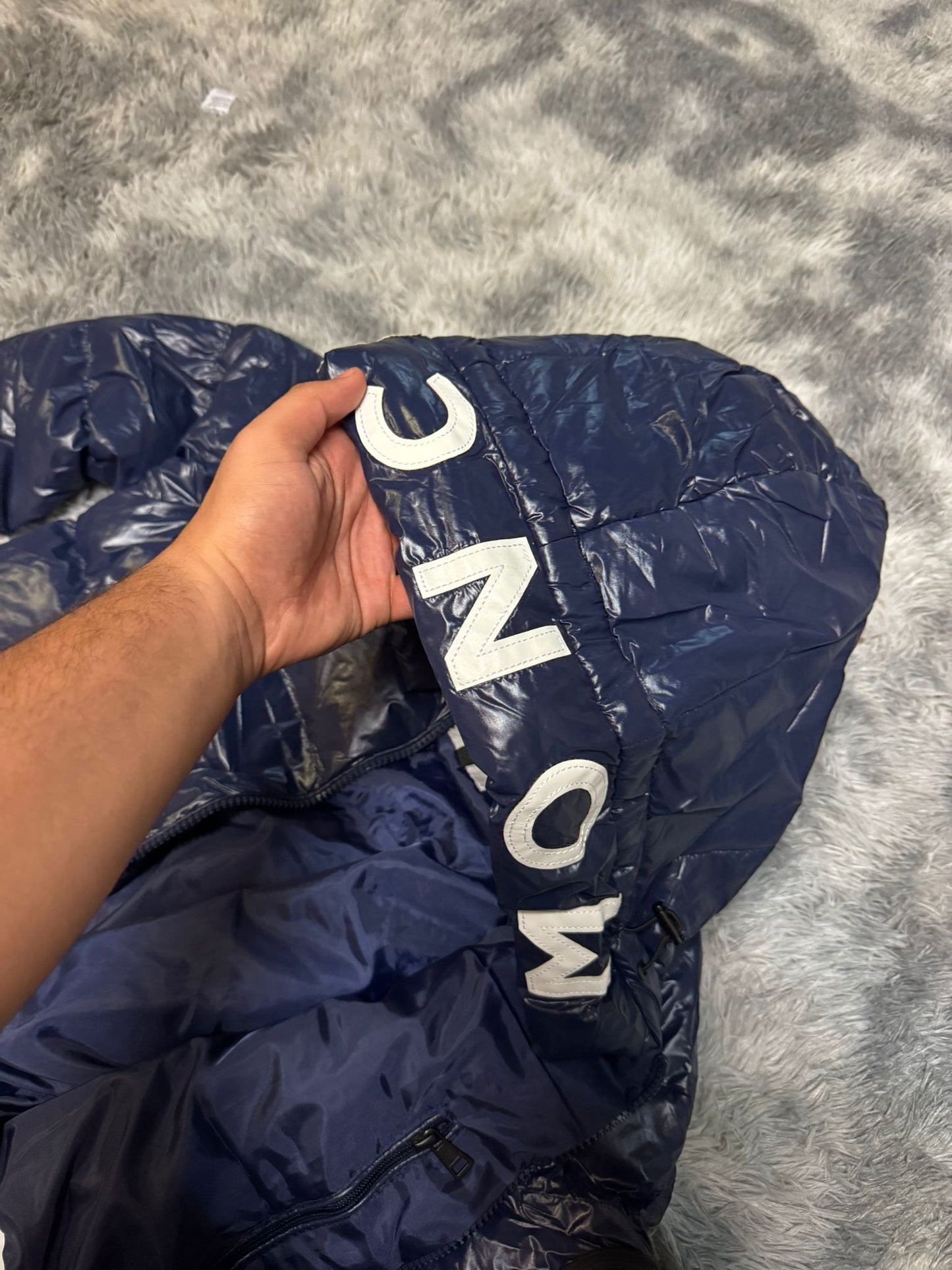 Chaqueta moncler azul marino logo blanco