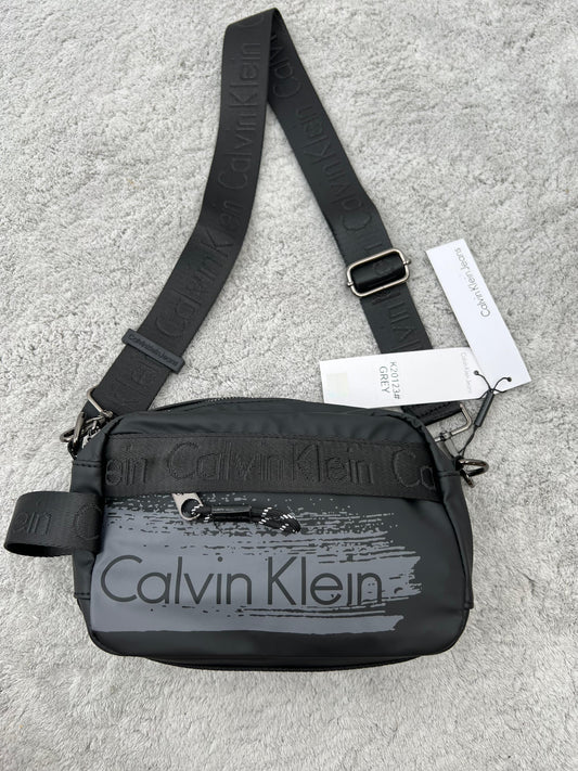 BANDOLERA Calvin Klein negra y gris logo negro