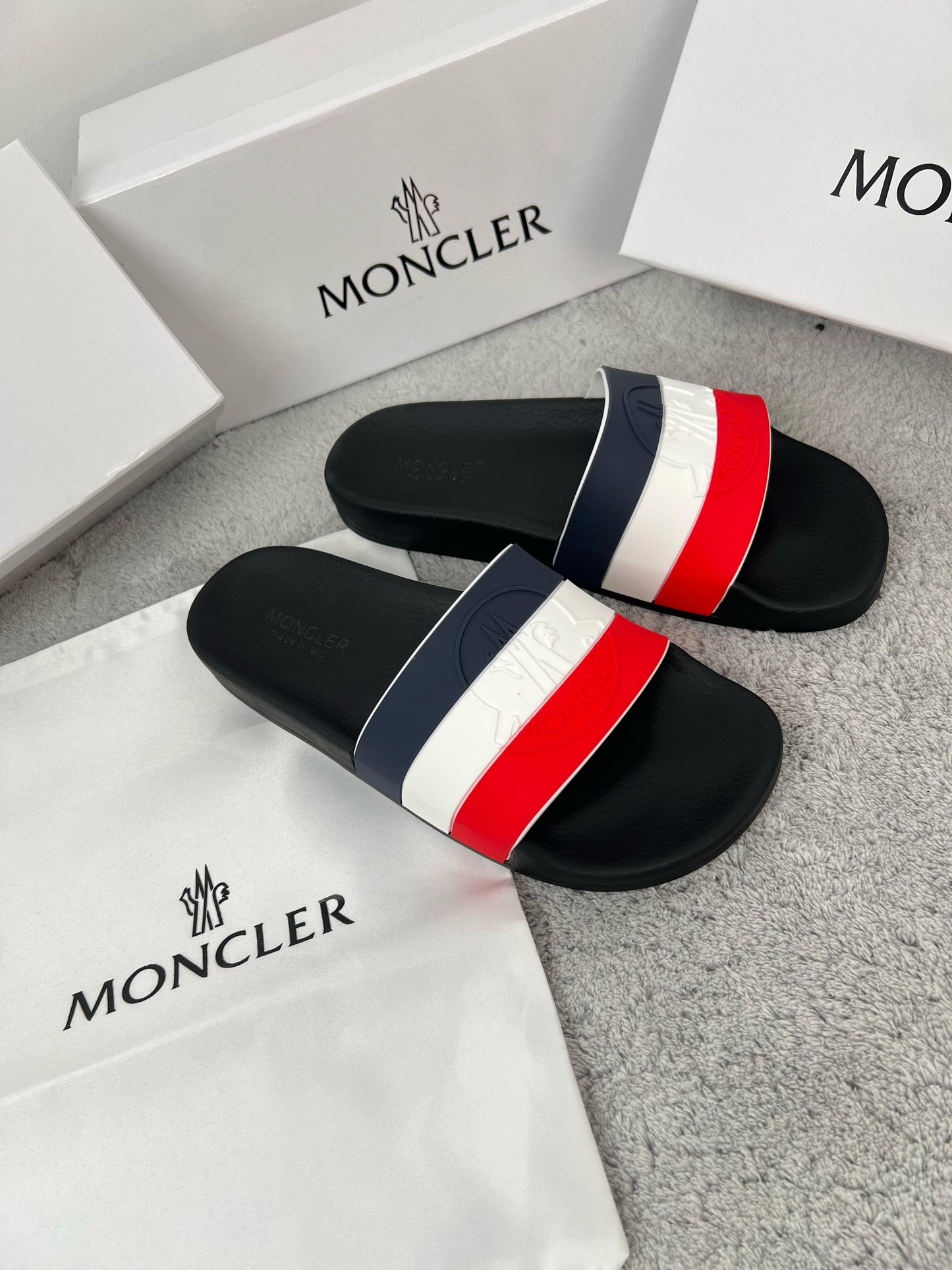 Chancla Moncler negra logo tricolor