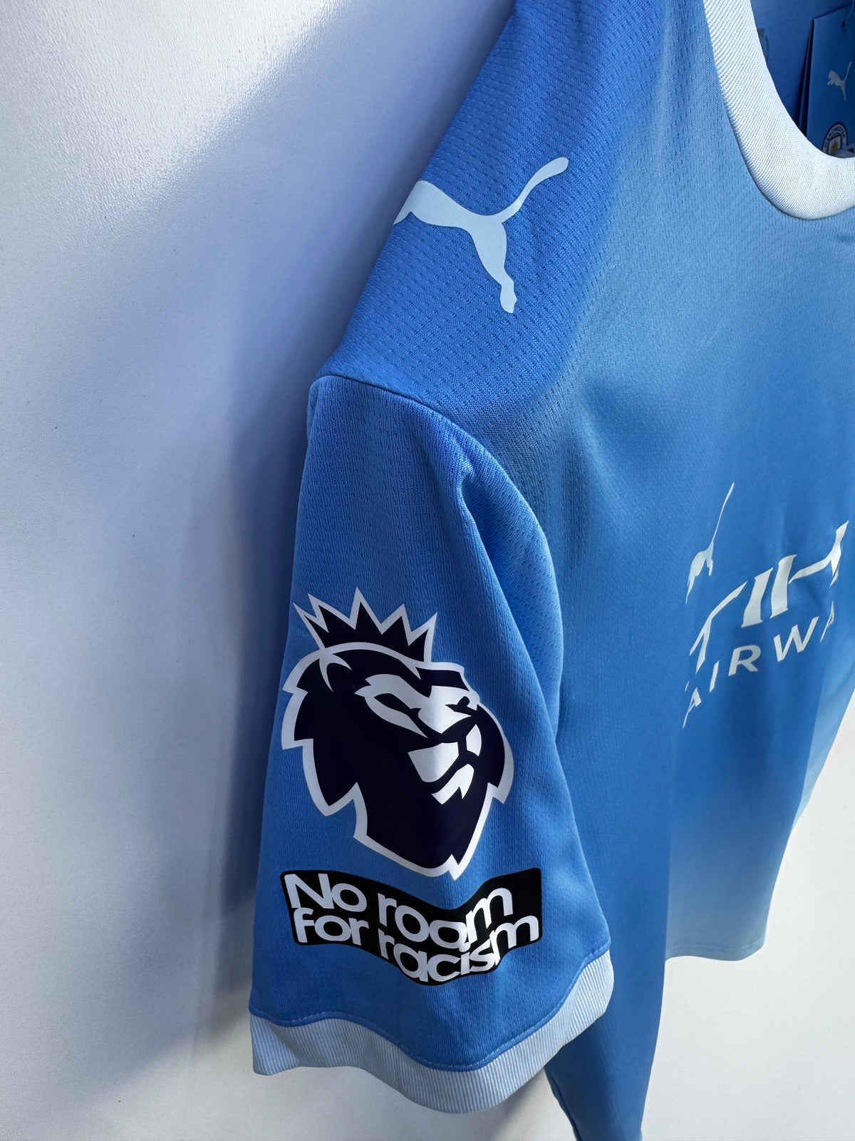 Equipacion Manchester City azul y blanca