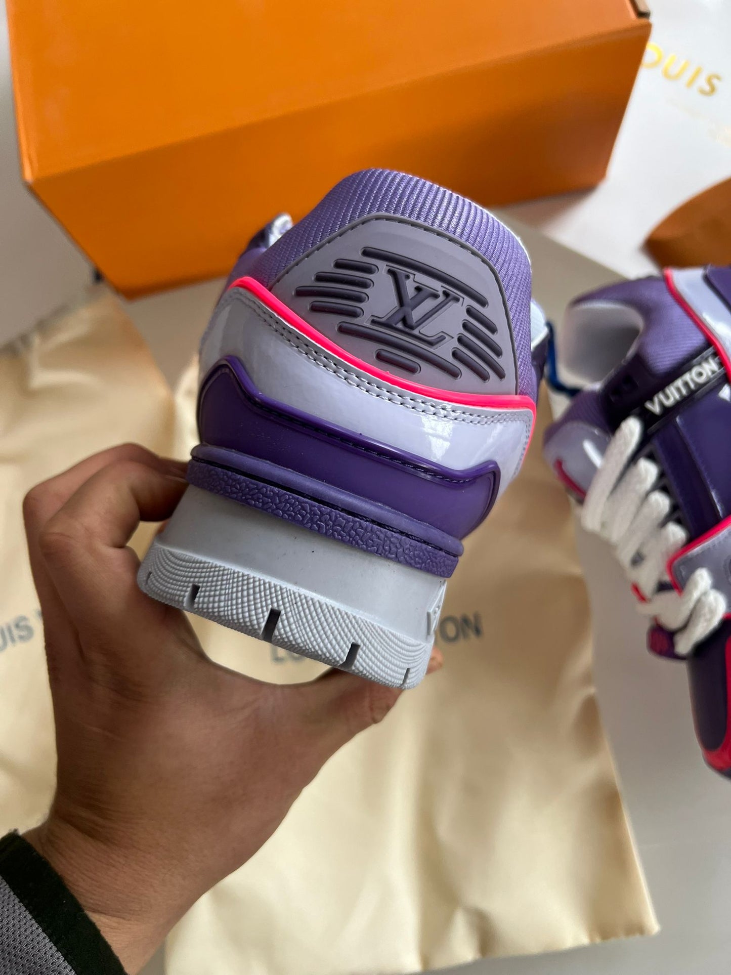 LV Trainer moradas y negras detalles blancos