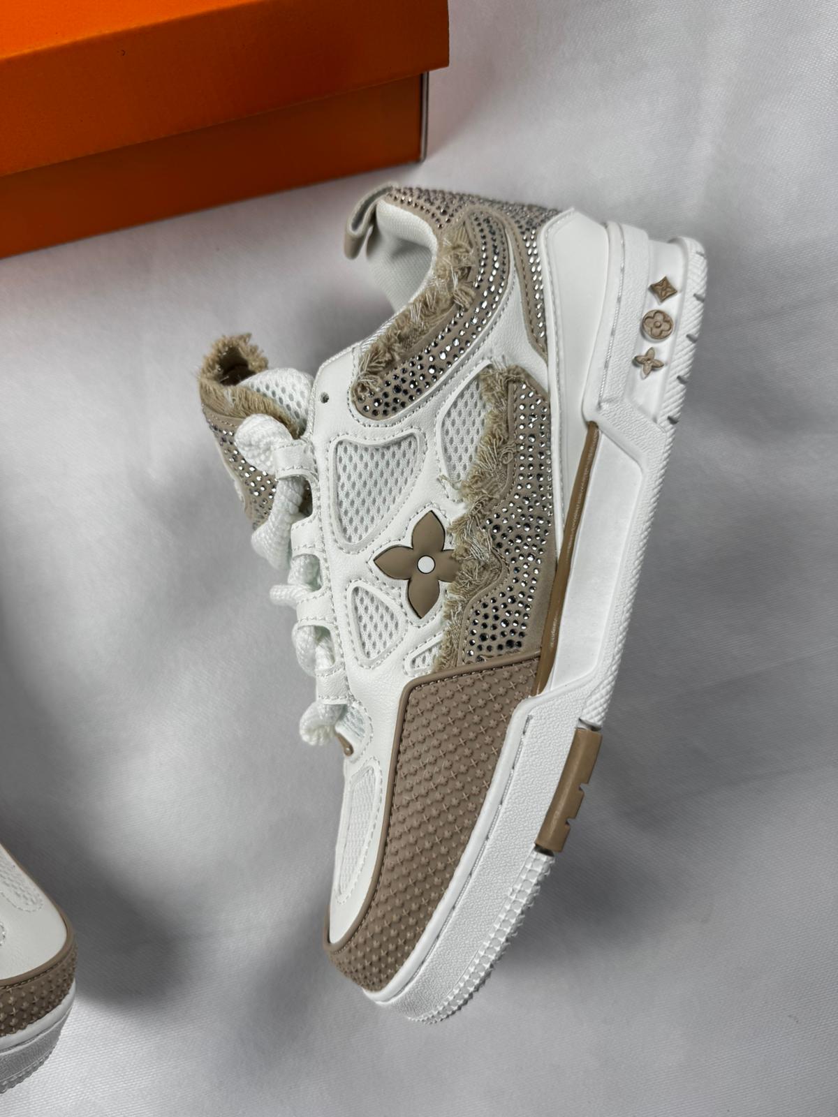 LV skate blancas y beige piedras brillantes