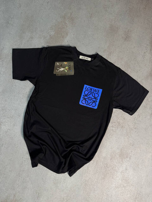 Camiseta Loewe negra logo azul y negro